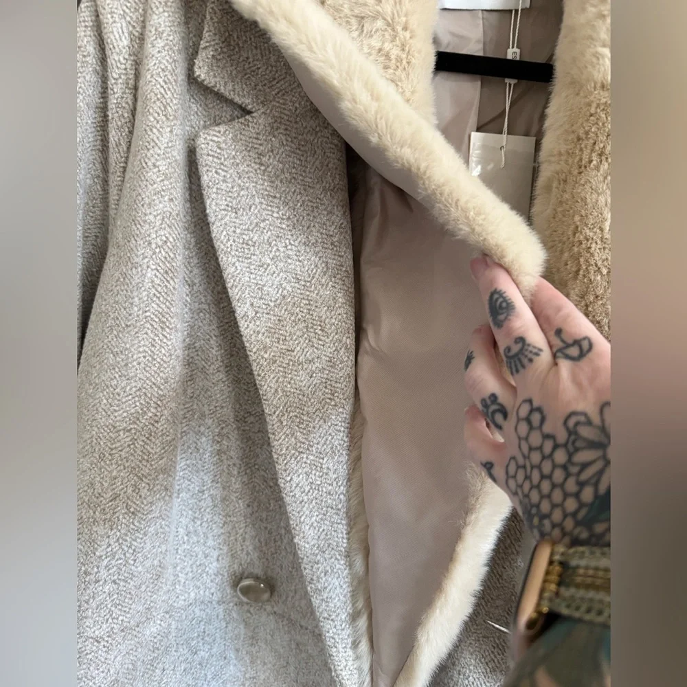 Elegant Beige Coat with Faux Fur Collar - Picture 4 of 5